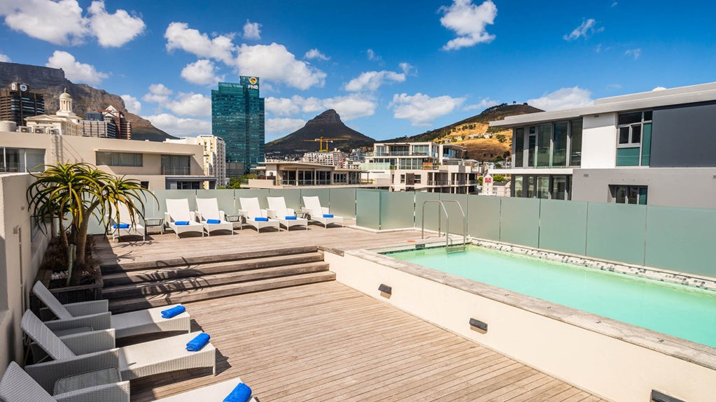 Rooftop-Pool-aha-Harbour-Bridge-Hotel-Suites
